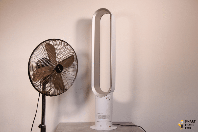 Напольный вентилятор стоит рядом с башенным вентилятором Dyson Cool AM07 для сравнения